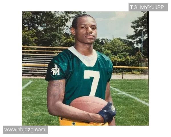 当普通人因巧合被误认为知名足球球星而引发一连串有趣故事